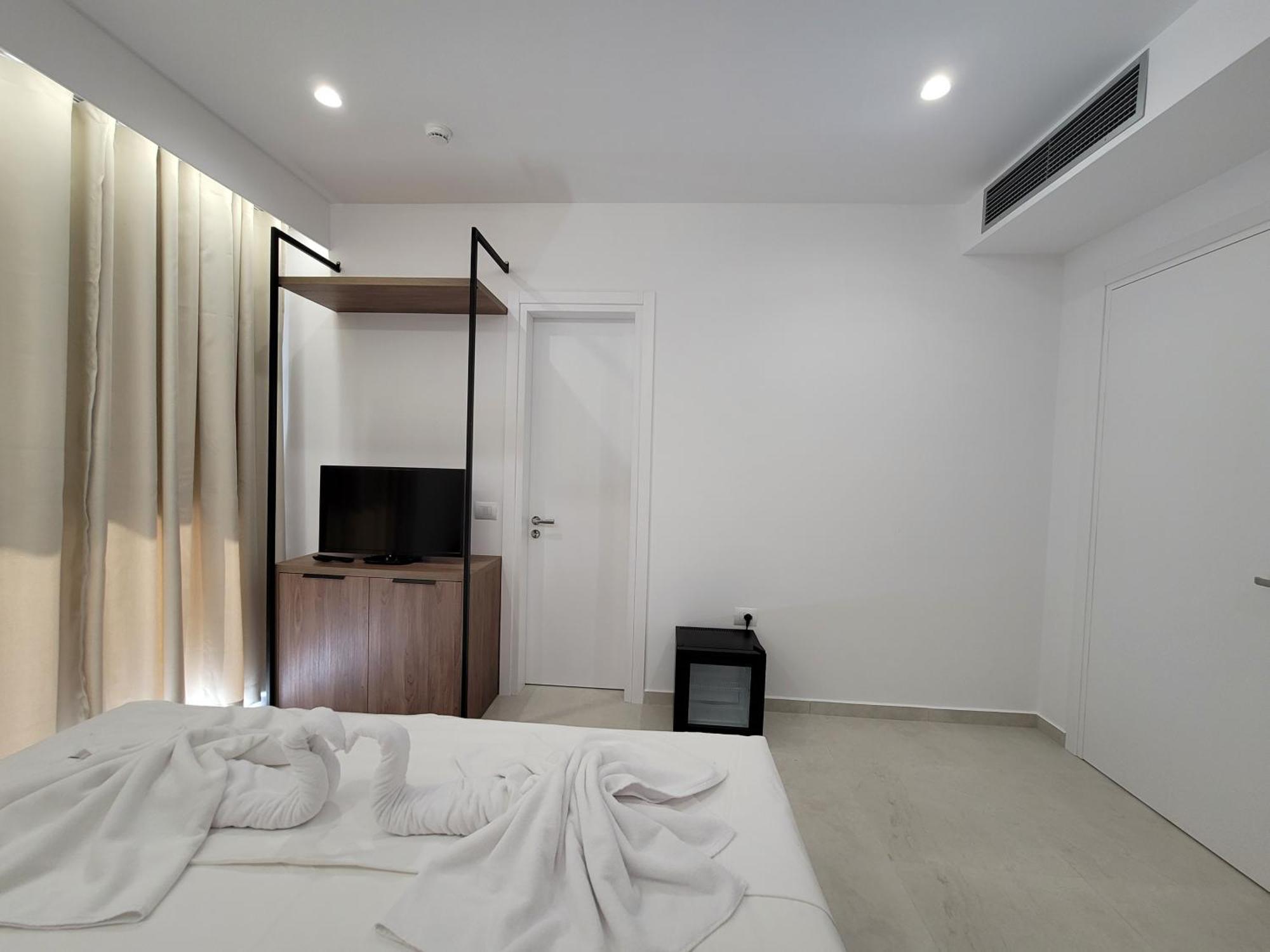 Prestige Hotel Ksamil Bagian luar foto
