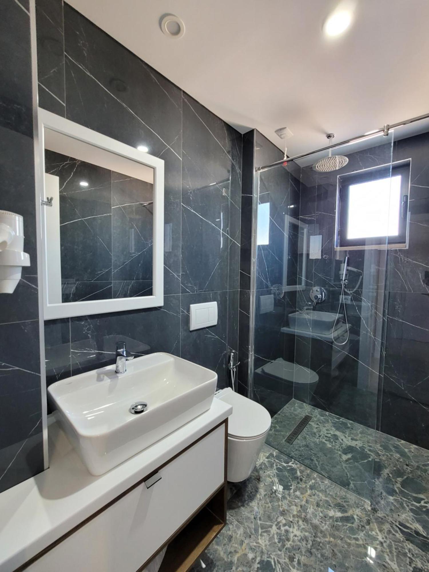 Prestige Hotel Ksamil Bagian luar foto